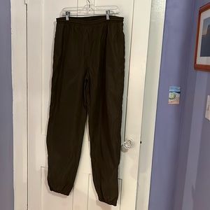 Men’s olive elastic waist polyester shell lined joggers medium